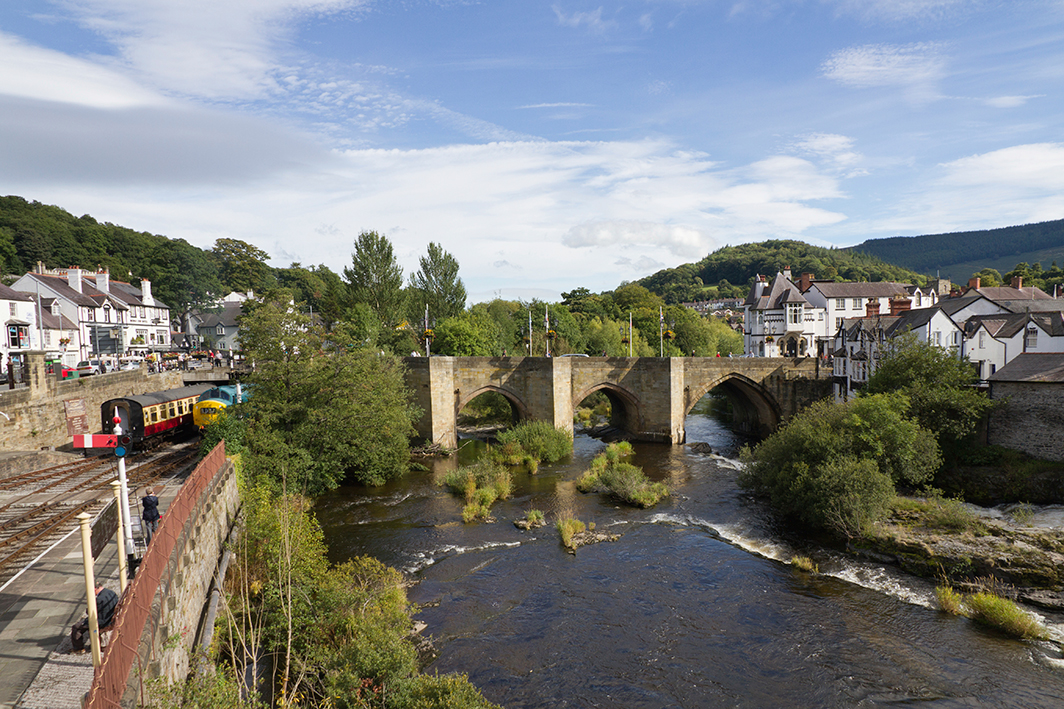 Wales_39_Stock-photo-©-peplow_iStock_000027629163_Double.jpg